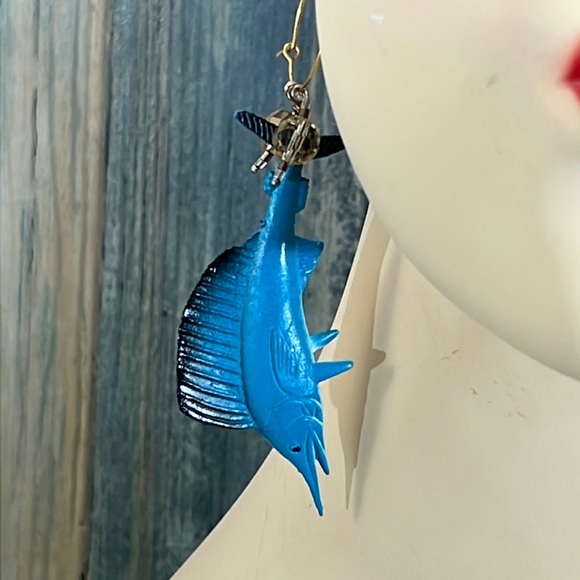 ⭐️Adorned Crown Artisan Assemblage aquarium collection marlin earrings - Picture 4 of 9